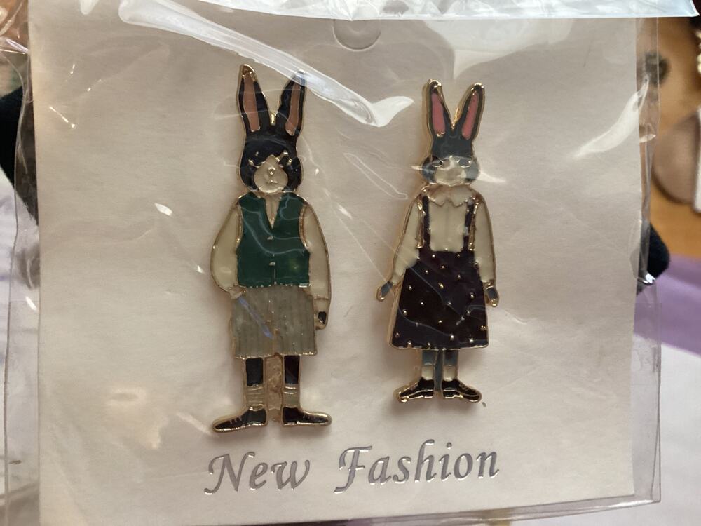 4192 NIP Dressed Mr & Mrs Rabbit Pin Metal & Enamel Safety Butterfly Pin Brooch